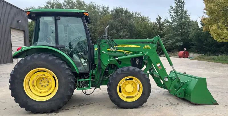 2010 John Deere 5085M photo 4