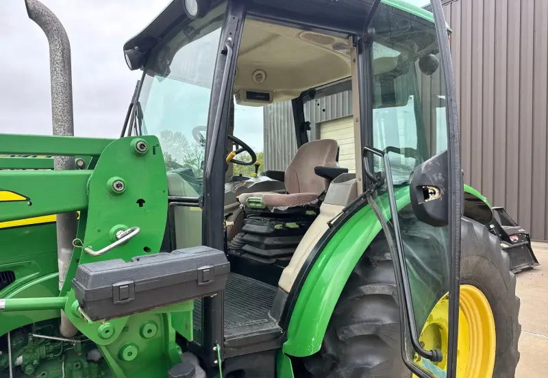2010 John Deere 5085M photo 28