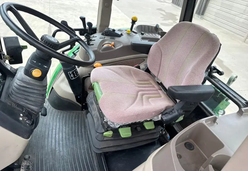 2010 John Deere 5085M photo 30