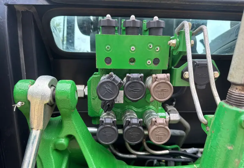 2010 John Deere 5085M photo 21