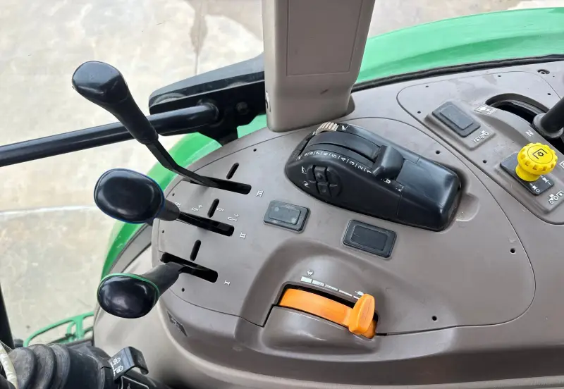 2010 John Deere 5085M photo 42