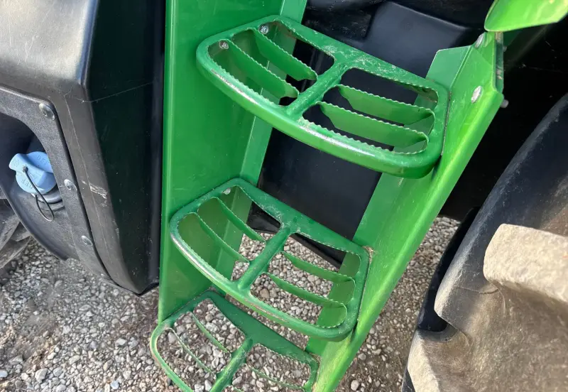 2019 John Deere 6105E photo 9