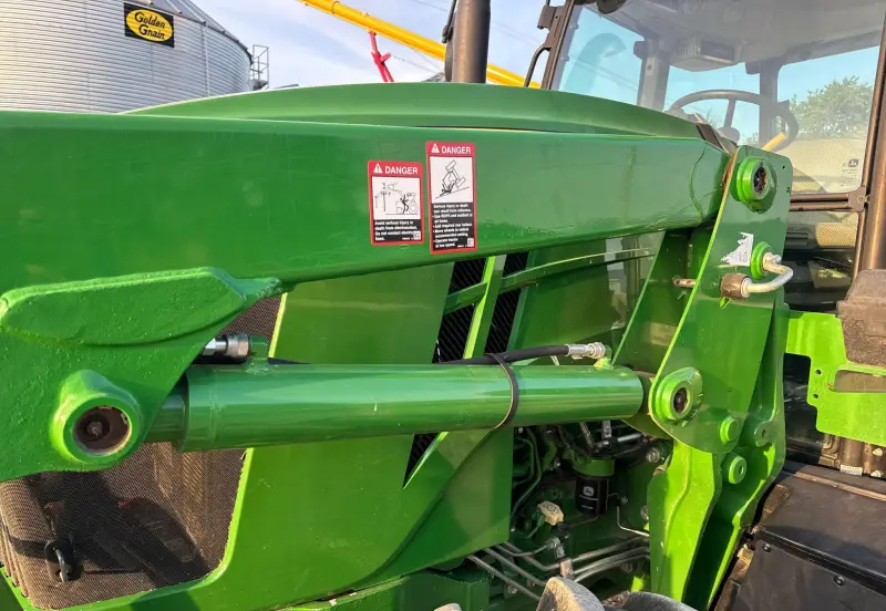 2019 John Deere 6105E photo 28