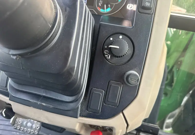 2019 John Deere 6105E photo 75