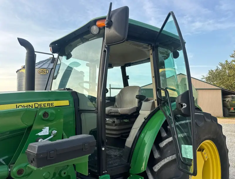 2019 John Deere 6105E photo 64