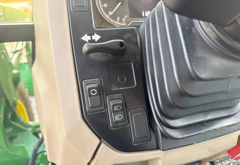 2019 John Deere 6105E photo 74