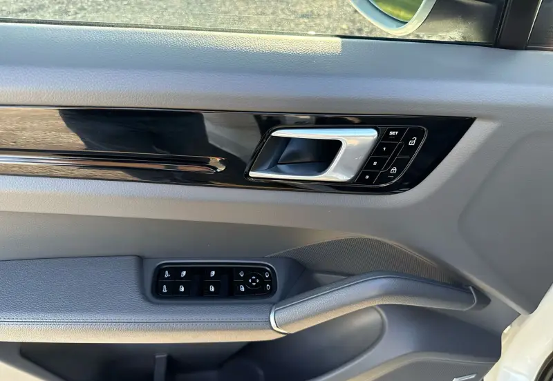 2021 Porsche Cayenne photo 12