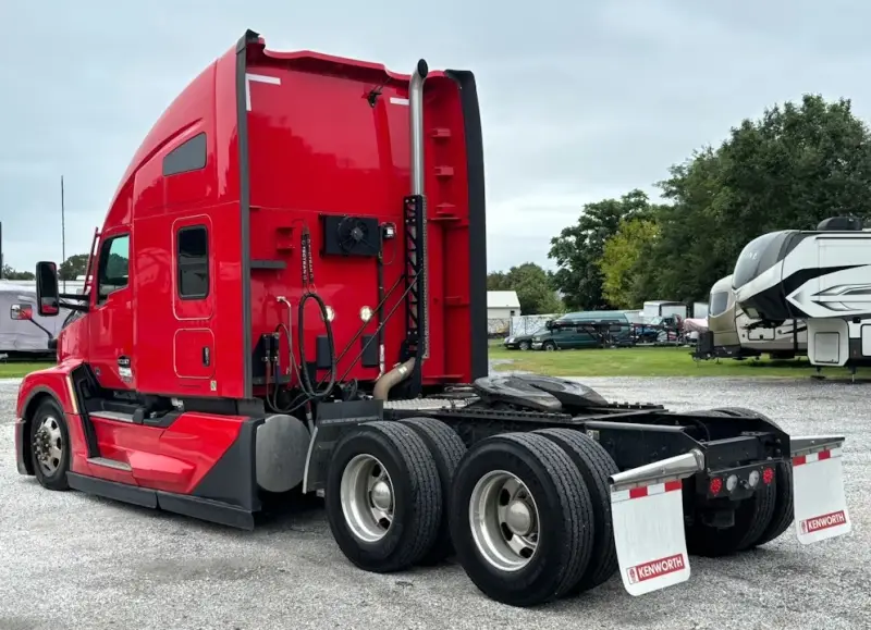 2023 Kenworth T680 photo 3