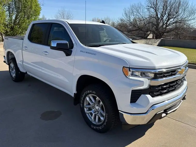 2023 Chevrolet Silverado 1500 photo 3